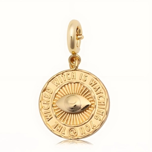 Λεπτομέρεια από επιχρυσωμένο μενταγιόν Evil Eye 18Κ με χάραξη και κούμπωμα αστακός