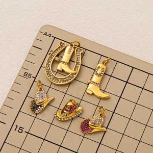 Lot de 5 breloques de bottes et chapeaux de cowboy en acier doré avec strass brillants