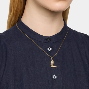 Collier avec pendentif botte de cow-boy doré plaqué or 18 carats sur chemise en lin