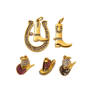 Lot de 5 breloques cowboy dorées avec strass incluant chapeau, botte et fer à cheval