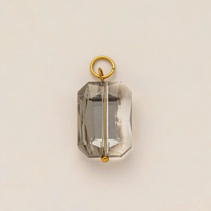 Détail du pendentif en cristal gris fumé taille émeraude avec finition or 18K