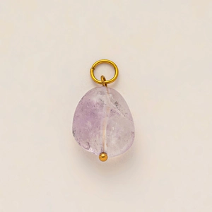 Détail du pendentif en améthyste avec boucle en métal plaqué or 18 carats et perle