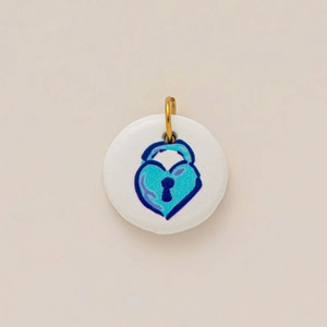 Dettaglio di un ciondolo in ceramica fai-da-te con un motivo a cuore blu dipinto a mano