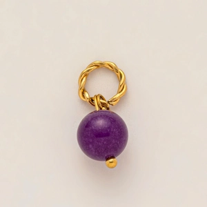 Détail d'un pendentif pierre de naissance plaqué or 18K avec perle violette