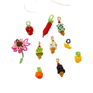 Handgefertigte Perlenanhänger mit Frucht- und Blumenmotiven wie Erdbeere und Eiscreme