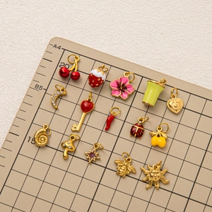 Set di 15 ciondoli placcati oro 18K con ciliegia, ape e fiori per gioielli fai da te