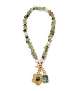 Detail der Perlenkette mit grünen Prehnit-Perlen und gebürstetem goldenem Blumenanhänger