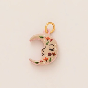 14K vergulde halve maan hanger met roze bloemmotieven en een schattig slapend gezichtje