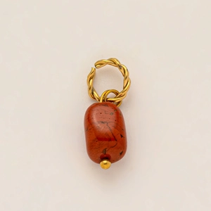 Vue détaillée de l'anneau torsadé plaqué or 18 carats avec pierre jaspe rouge naturelle