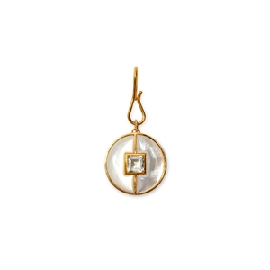 Detailansicht eines goldenen Muschel-Anhängers mit quadratischem Edelstein und Haken