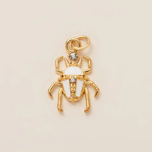 Exquisito colgante de escarabajo bañado en oro de 18K con esmalte blanco y circonitas