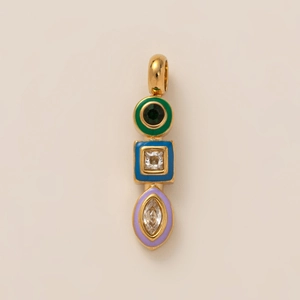 Macro-opname van de drielaagse 18K gouden hanger met groen, blauw en paars emaille