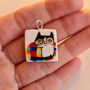 Collier plaqué or 18 carats avec pendentif chat noir abstrait coloré sur fond blanc