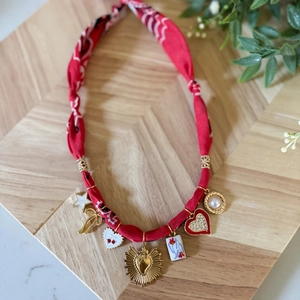 Collana bandana con stampa floreale e ciondoli vintage come stelle, fiocchi e cuori