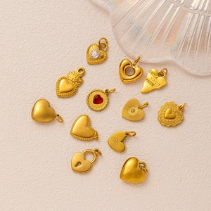 Collection de breloques en forme de cœur plaquées or 18 carats aux designs variés