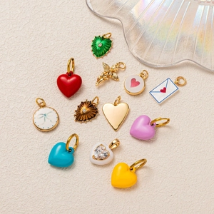 Set de 12 colgantes dorados mixtos con corazones de esmalte, ángeles y conchas