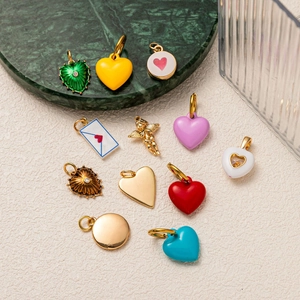 Colección de colgantes de corazón y sobre en esmalte colorido con dijes dorados DIY