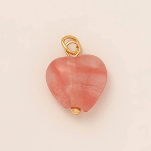 Minimalistische hartvormige roze kristallen hanger met gouden ring en kraalaccenten