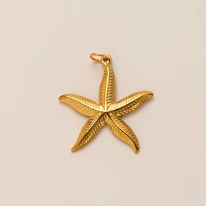 Detailweergave van een gouden zeester hanger met fijne gravures en gepolijste afwerking