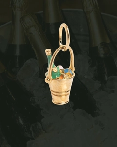 Dettaglio di un ciondolo a secchiello per champagne in oro 14K con zirconi colorati