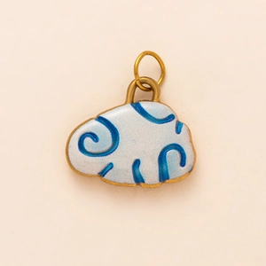 Detail eines blauen Emaille-Wolkenanhängers mit goldenem Aufhänger und Wolkenmuster