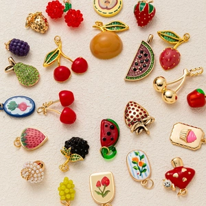 Charmants pendentifs fruits cerise fraise et ananas avec finition plaquée or chic