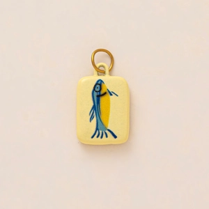 Détail d'un pendentif rectangulaire avec motif de poisson abstrait jaune et bleu
