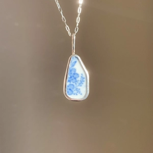 Handgemaakte zilveren druppelketting met blauwe bloemen keramische inleg
