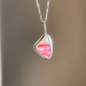 Geometrische 18K gouden rvs hanger met artistiek roze bloemendesign van emaille