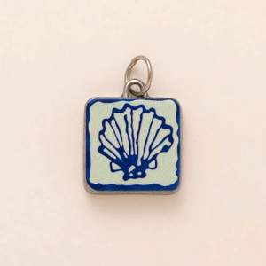 Vue détaillée du pendentif carré tortue de mer plaqué or 18 carats avec motif de pétoncle