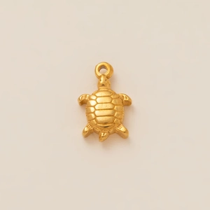Détail d'un pendentif tortue de mer plaqué or 18K montrant la texture de la coque