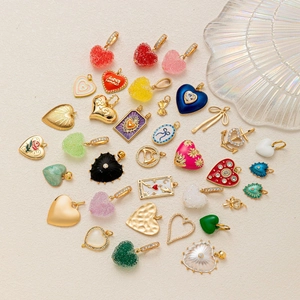 Buntes 18k vergoldetes Emaille-Anhänger-Set mit Herz-Schleifen- und Muscheldesign-Anhängern