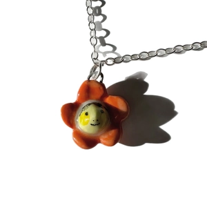 Collier en acier inoxydable avec pendentif fleur orange et motif visage souriant joyeux