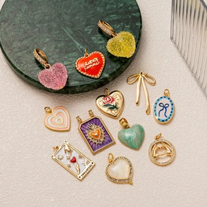 Flachbild von 18k Weißgold Herzanhängern mit Emaille und funkelnden Strasssteinen