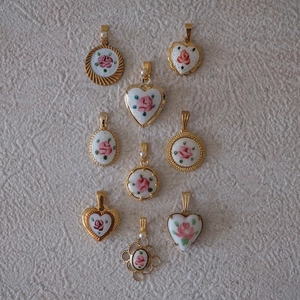 Détails des pendentifs plaqués or 14K avec émail rose floral et accents de perles