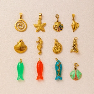 Collana con Ciondolo Serie Oceano in Acciaio Inossidabile per Donna Placcato Oro 18K Cavalluccio Marino Conchiglia Sirena Pesce Stella Marina Gioielli da Spiaggia