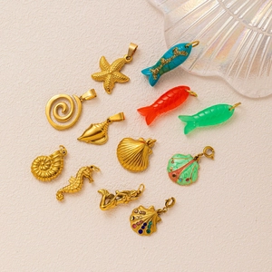 Set di ciondoli marini in acciaio placcato oro 18k con stelle marine e conchiglie colorate