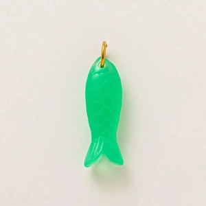 Dettaglio del ciondolo a pesce verde traslucido con anello in metallo placcato oro 18k