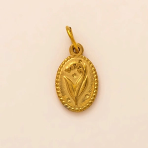 Pendente ovale placcato oro 18K con incisione mughetto e bordo con perline