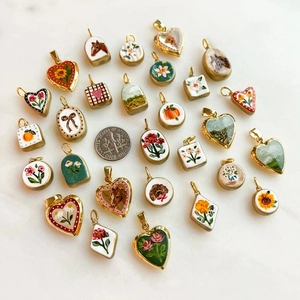 Surtido de mini colgantes de acero chapado en oro de 18K con motivos vintage de flores y caballos