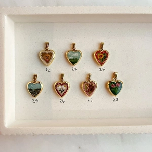 Colgantes de corazón minimalistas bañados en oro 18K con motivos florales y animales