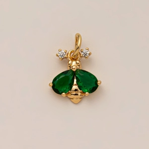 Detail van een 18K vergulde bijenhanger met groene kristallen vleugels
