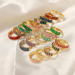 Elegantes vergoldetes Ring-Set mit farbigen Zirkonia auf hochwertigem Seidenhintergrund