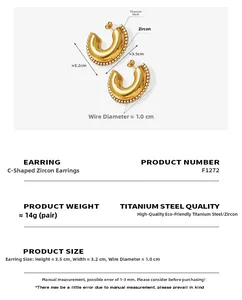 Makro-Detail von breiten C-förmigen Gold-Ohrringen aus Titan mit Zirkonia und Maßen