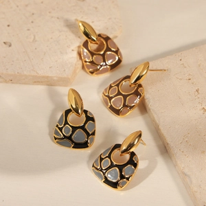 Elegantes pendientes dorados con incrustaciones de esmalte sobre base de piedra