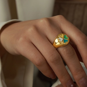 Goldener Siegelring mit buntem vierblättrigem Kleeblatt Emaille-Inlay