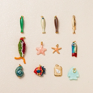 Ensemble de pendentifs océaniques avec étoiles de mer et coquillages en émail coloré et métal