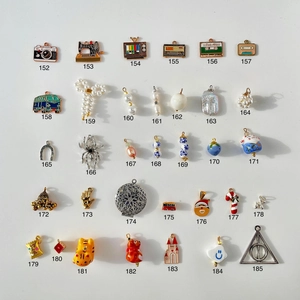 Detailopname van 34 roestvrijstalen bedeltjes voor DIY-sieraden en gepersonaliseerde kettingen