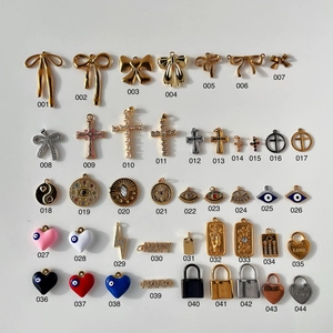 Platliggende weergave van 44 DIY bedels inclusief vlinder, kruis en boze oog motieven