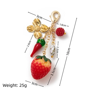 Erdbeer-Herz-Anhänger Schlüsselanhänger mit goldener Blume und Paprika-Charms, 10 cm lang